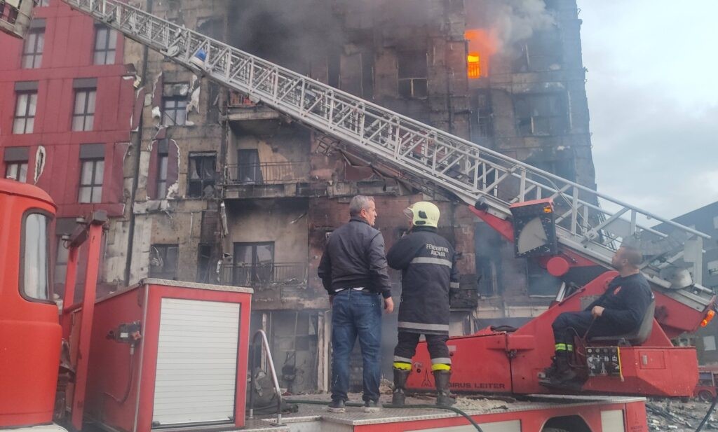 Pas zjarrit në Tiranë, rritje deri në 50 për qind e pagesës për orët shtesë të zjarrfikësve